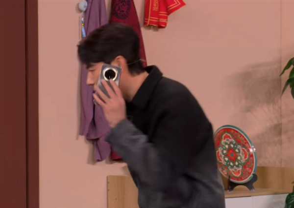 央视春晚“含华量”极高!华为Mate 70、Mate X6、三折叠等手机亮相