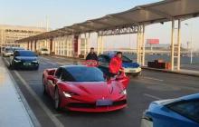 魏建军亲自开红色法拉利赶飞机 网友：长城要造跑车？