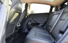 男性车主狂喜：特斯拉Model Y后排座椅可以藏私房钱