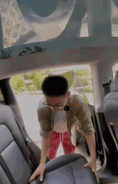 男性车主狂喜:特斯拉Model Y后排座椅可以藏私房钱