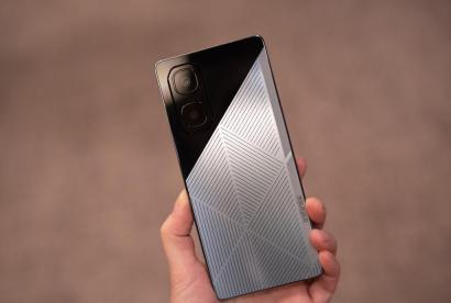 Infinix 在 MWC 上推出太阳能电池板手机，以后出门不用带充电器啦！