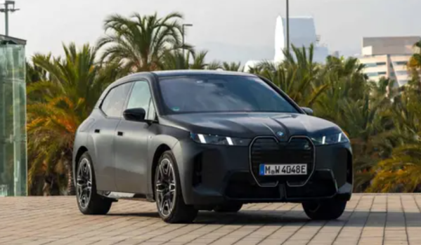 新款宝马iX M70量产下线 全新三辐方向盘回归 年内上市