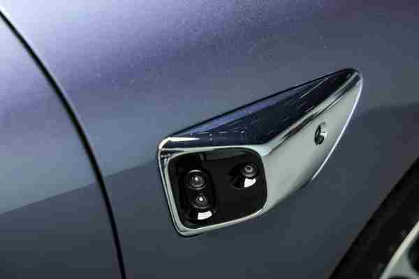 享界S9首创交互式迎宾光毯 最会玩“灯”的车来了！