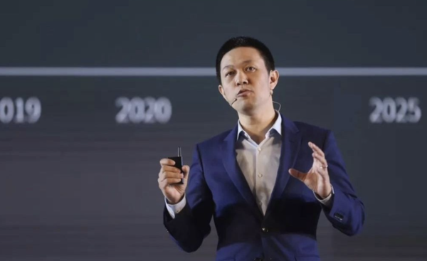 站在悬崖边的蔚来 2025年能否实现关键一跃?