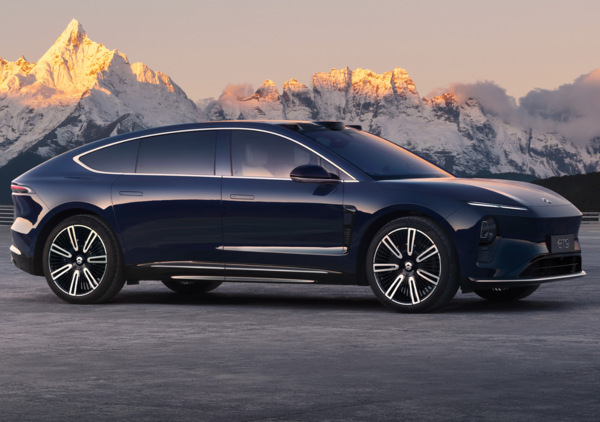 站在悬崖边的蔚来 2025年能否实现关键一跃?