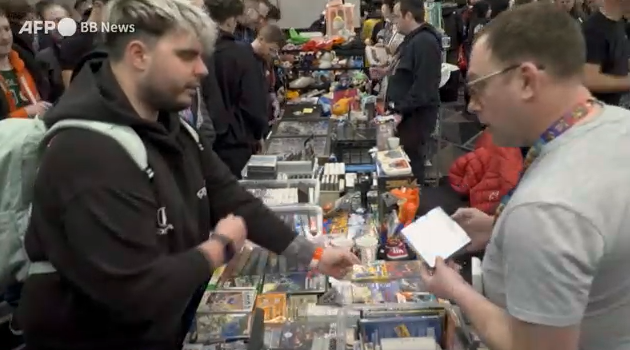 伦敦举行游戏市场节吸引大批玩家 近10年复古游戏潮愈盛