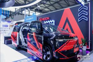 AWE 2025 揭幕日：爱攻电竞显示器重塑豪华 MPV，开启移动电竞新纪元！