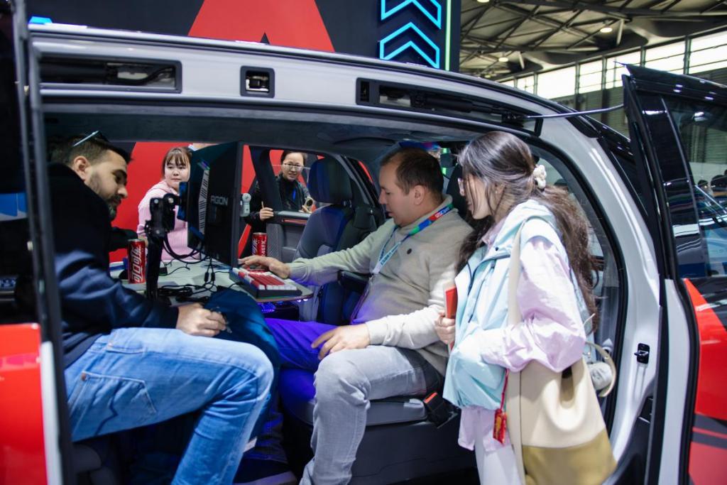 AWE 2025 揭幕日：爱攻电竞显示器重塑豪华 MPV，开启移动电竞新纪元！
