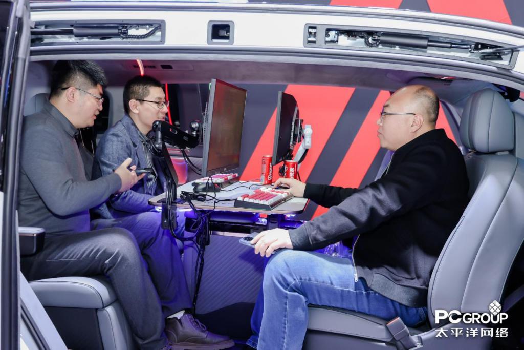 AWE 2025 揭幕日：爱攻电竞显示器重塑豪华 MPV，开启移动电竞新纪元！