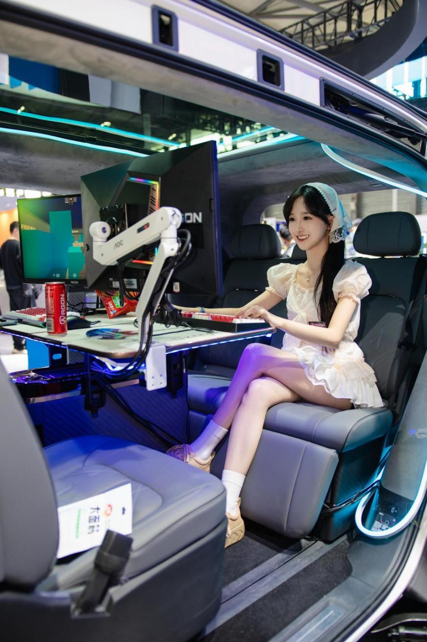 AWE 2025 揭幕日：爱攻电竞显示器重塑豪华 MPV，开启移动电竞新纪元！