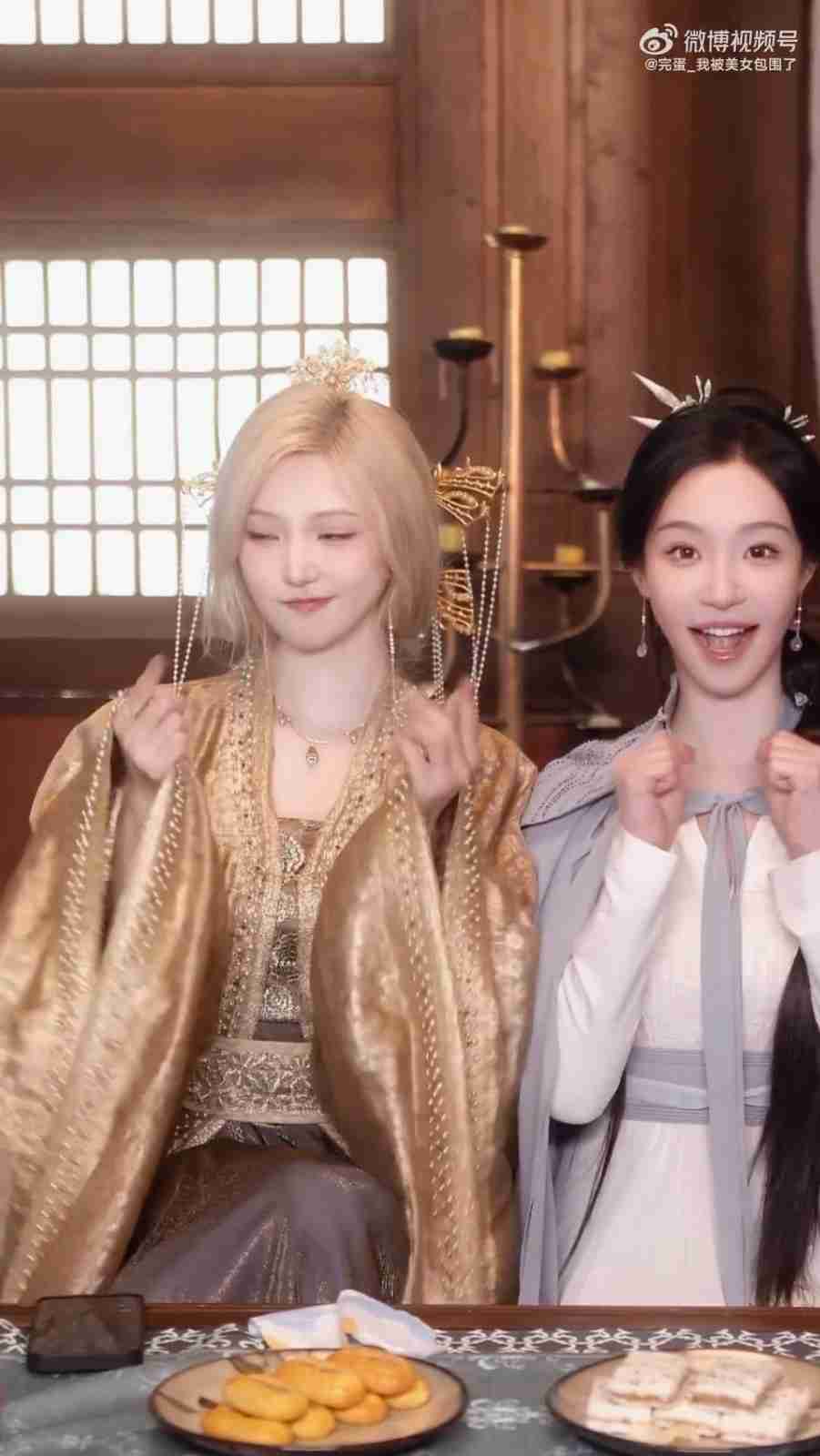 《完蛋我被美女包围2》新花絮 两美女展示手势舞