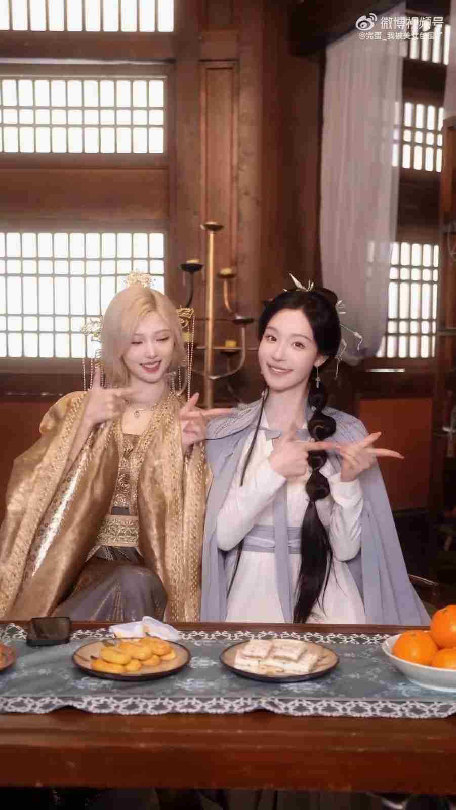 《完蛋我被美女包围2》新花絮 两美女展示手势舞