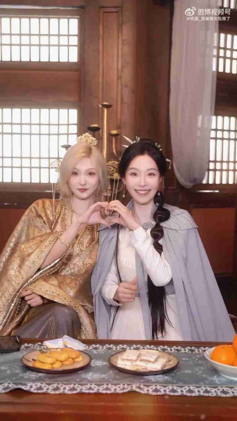 《完蛋我被美女包围2》新花絮 两美女展示手势舞