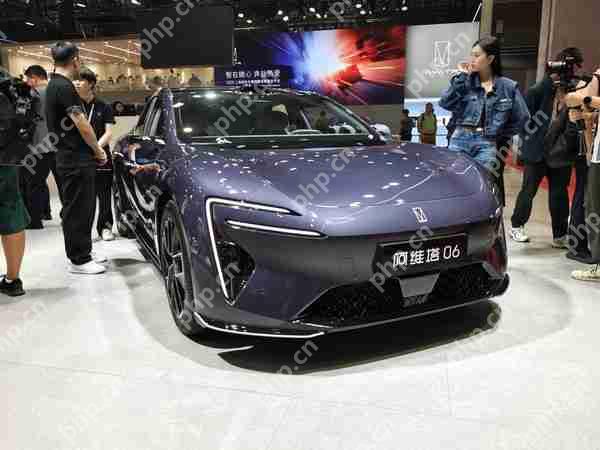 阿维塔06亮相上海国际车展 家族化设计辨识度极高