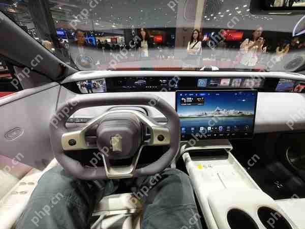 阿维塔06亮相上海国际车展 家族化设计辨识度极高