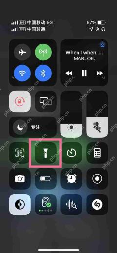 苹果13手电筒怎么开