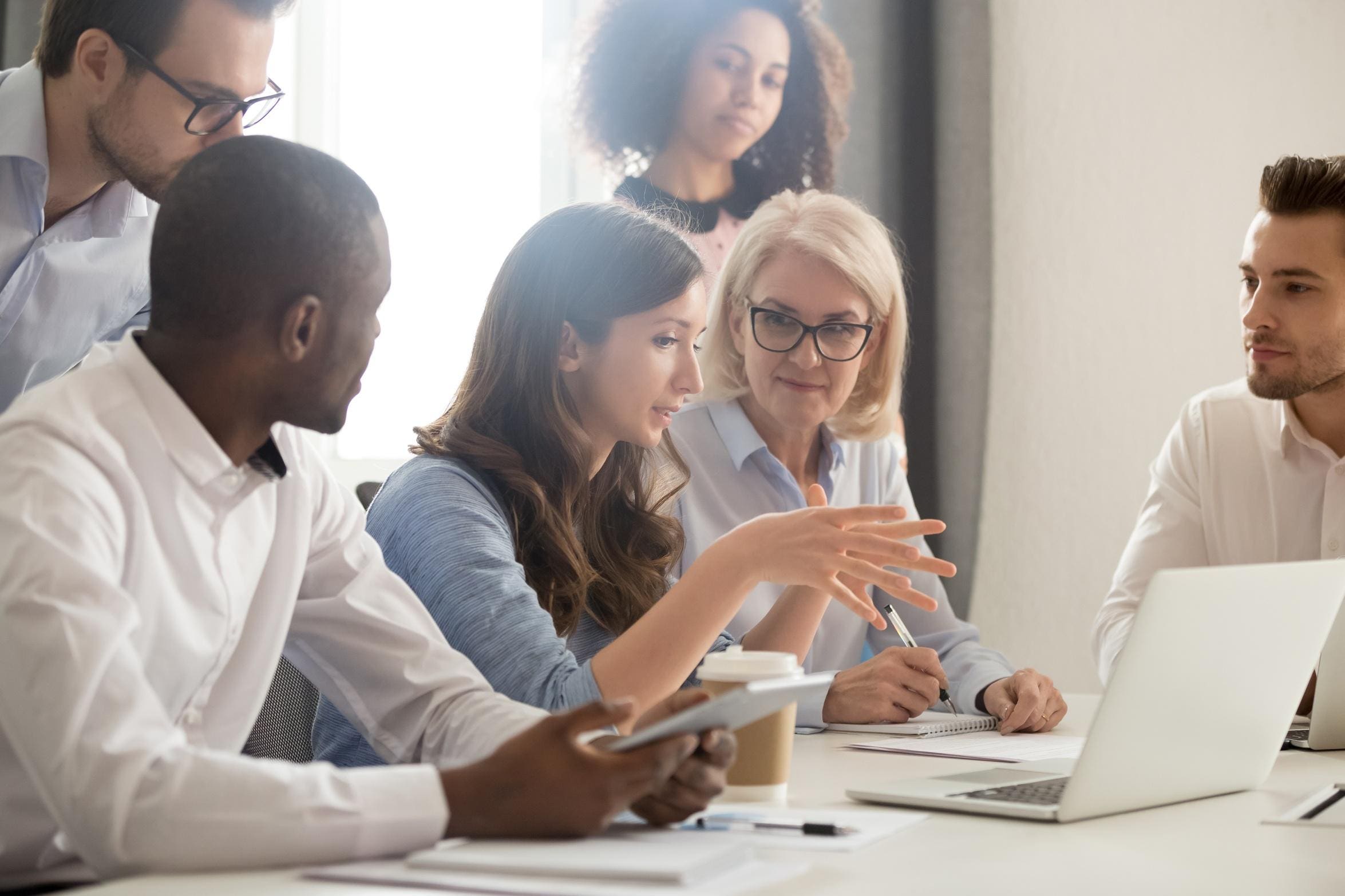 AIが最終的に人工的な一般情報を達成したときの人口レベルの超自然的反応の管理