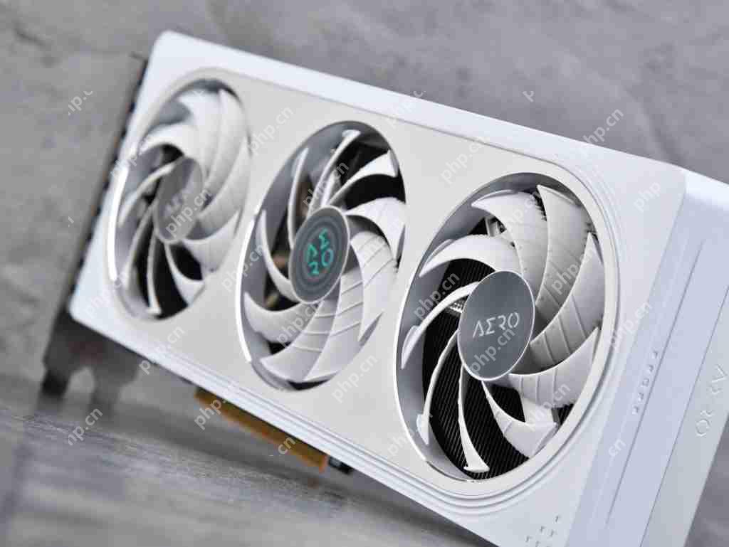  低成本纯白装机方案必选！技嘉 GeForceRTX 5060 AERO OC 8GB 雪鹰首测 