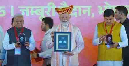 PM Modi揭幕卢比300枚硬币，以顾虑Lokmata Devi Ahilyabai Holkar生辰300周年