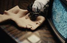 蒙面的新移民总统放弃了第二张单曲“ Fearless”，使他们的小故障，准备好竞技场的声音加倍，并可能揭露了主持人的面貌。