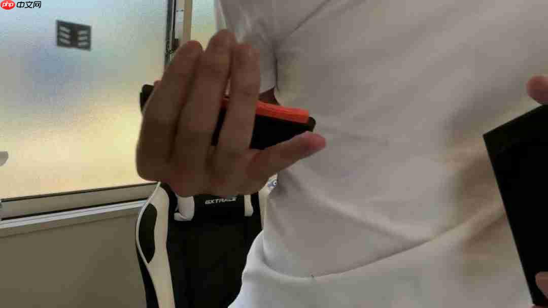 笑死！日本玩家连Switch 2时被夹到手 疼得嗷嗷叫