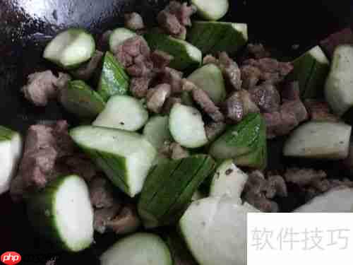 低脂高蛋白：牛肉炒丝瓜健康食谱