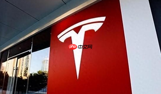 特斯拉股价面临关键转折点 巴克莱警示RoboTaxi商业挑战