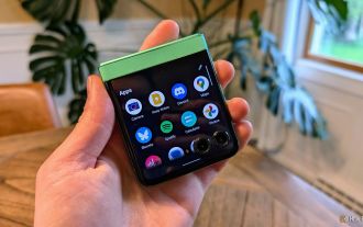 A Flip-Style Foldable Is the 'Minimalist Phone” You'll Actually Enjoy