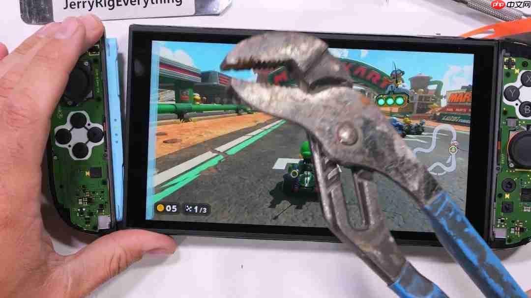 屏幕很能挨砸！Switch 2被锤子砸了50次后还能正常玩