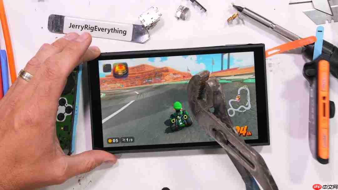 屏幕很能挨砸！Switch 2被锤子砸了50次后还能正常玩