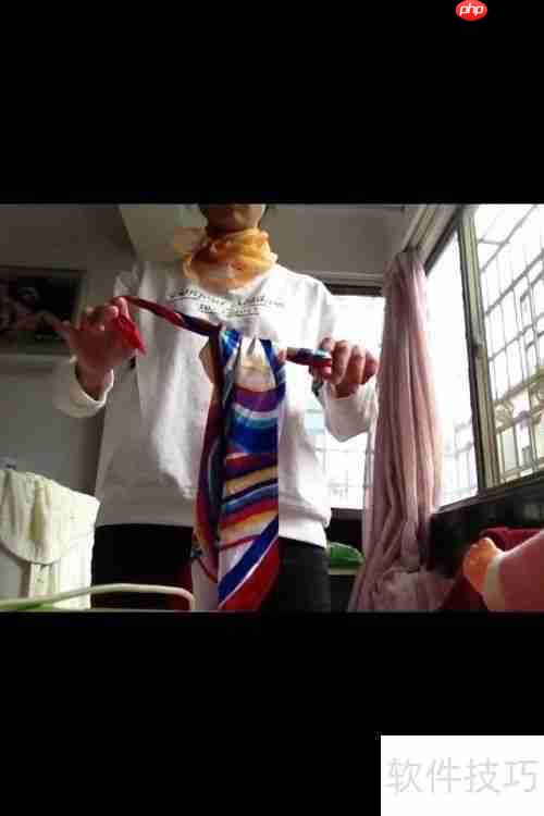 方丝巾变衣服不用针线系几个结就可以