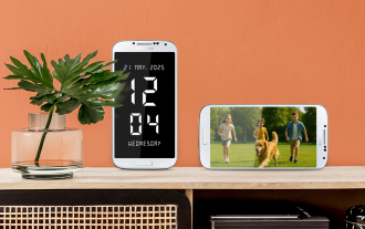 How to Turn Your Old Android Phone Into a Dashboard Clock or Photo Frame