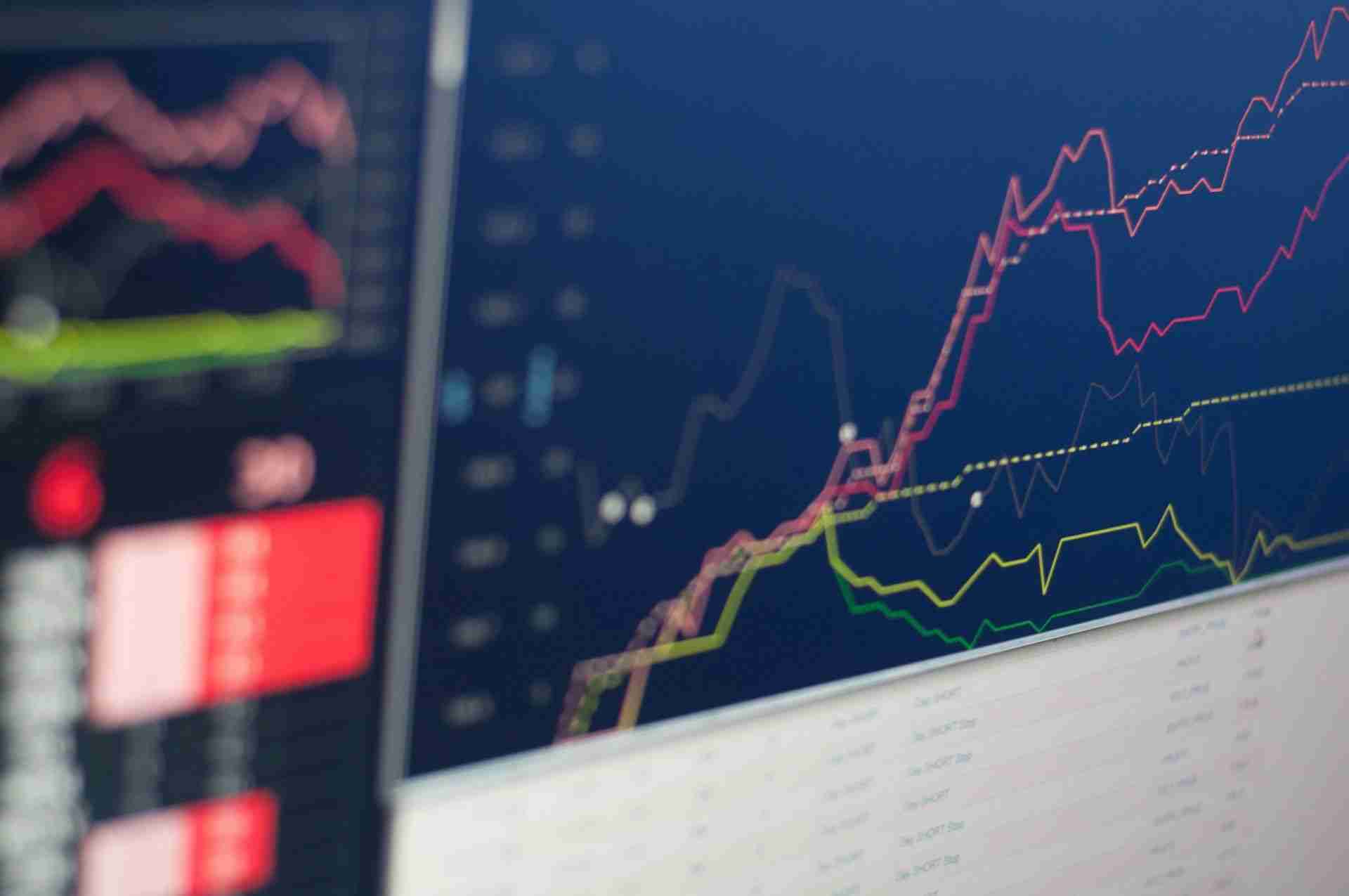 比特币ETF，IBIT和Bull Flag：$ 144,000在地平线上？
