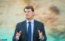 买了小米SU7的福特公司CEO称赞中国电动汽车行业发展