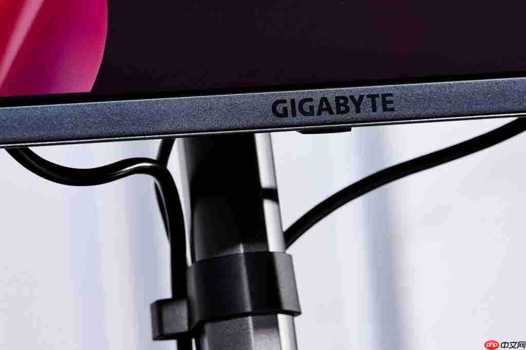  技嘉 MO27U2 显示器深度评测：27 英寸 4K QD-OLED，小尺寸旗舰的新标杆 
