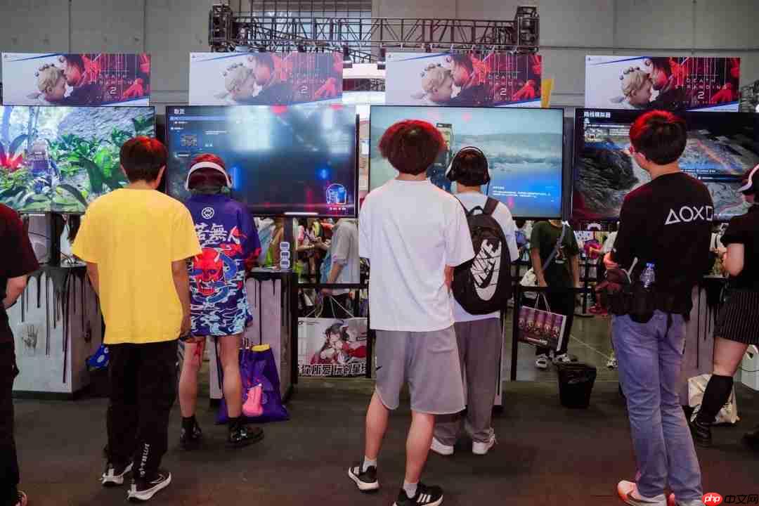 小岛和《死亡搁浅2》中配演员曹真、徐慧合影 点赞留念