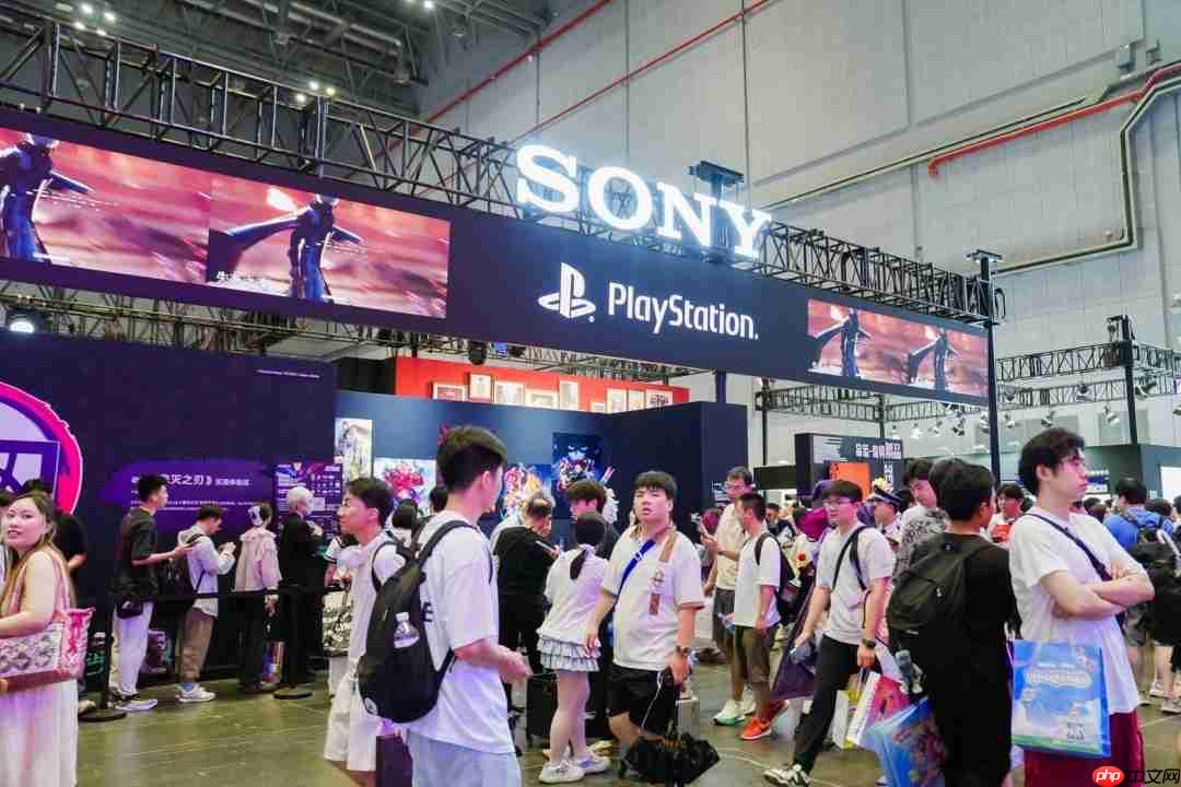 小岛和《死亡搁浅2》中配演员曹真、徐慧合影 点赞留念