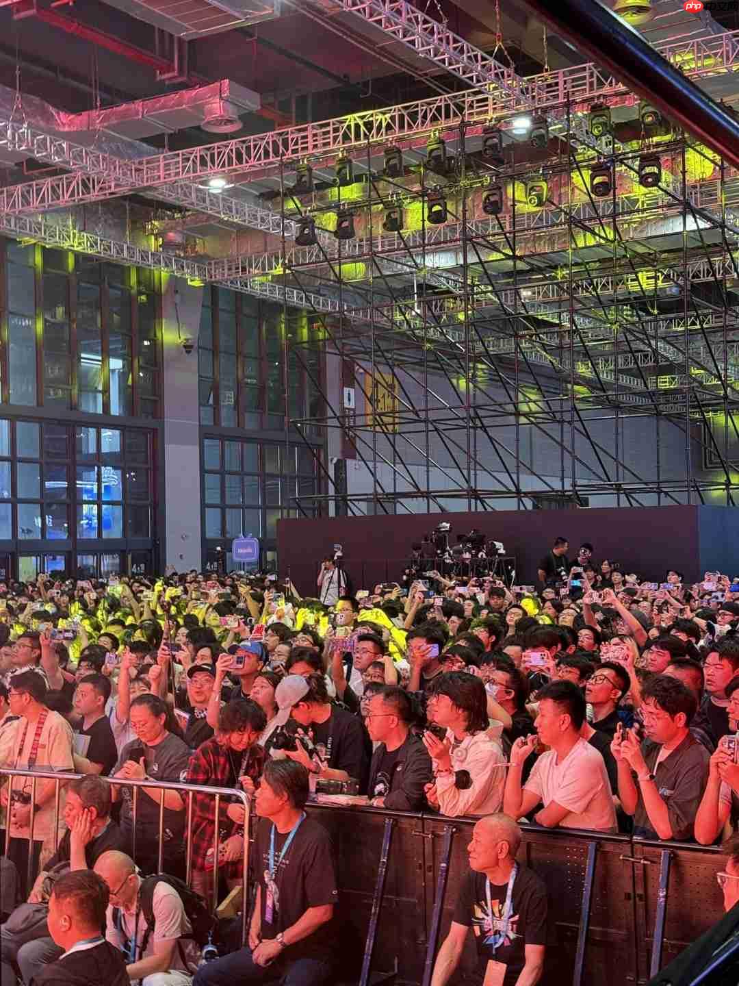 小岛和《死亡搁浅2》中配演员曹真、徐慧合影 点赞留念