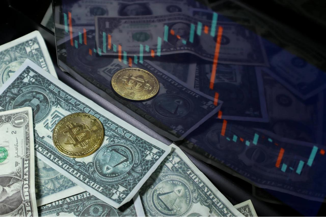 比特币的剧烈波动：美元疲软与分析师洞察