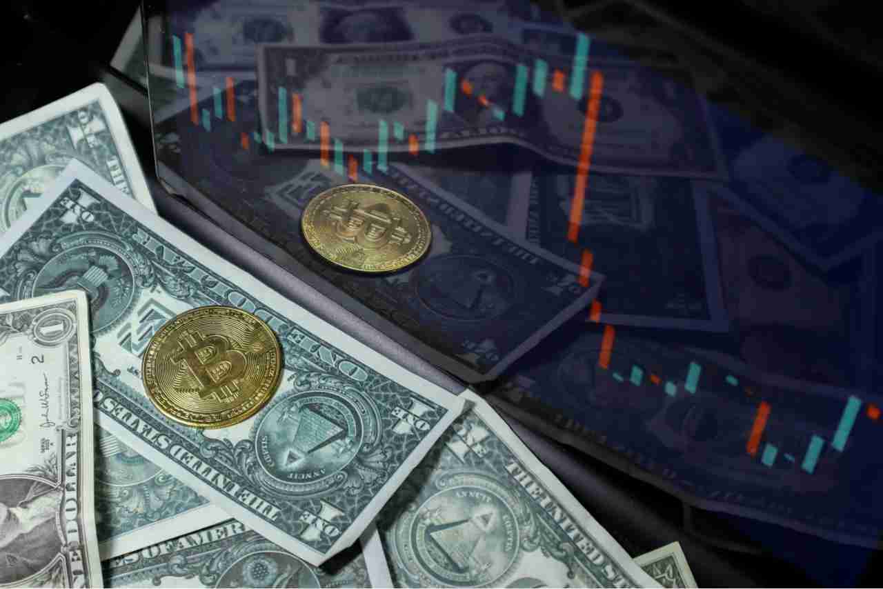 比特币的剧烈波动:美元疲软与分析师洞察