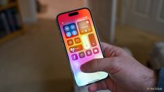 I Tweaked These iPhone Settings for Better Nighttime Browsing (You Should Too)