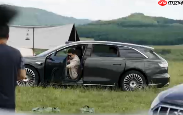 草原偶遇“最美旅行车” 余承东亲测享界S9T智慧电动门