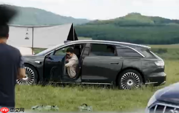 草原偶遇“最美旅行车” 余承东亲测享界S9T智慧电动门