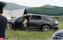 草原偶遇“最美旅行车” 余承东亲测享界S9T智慧电动门