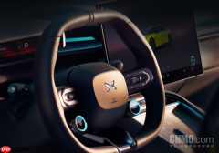 全新小鹏P7内饰图公布：AR HUD+三幅运动方向盘