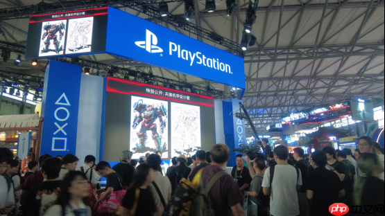 不是,真有游戏制作人穿机甲上台演出?