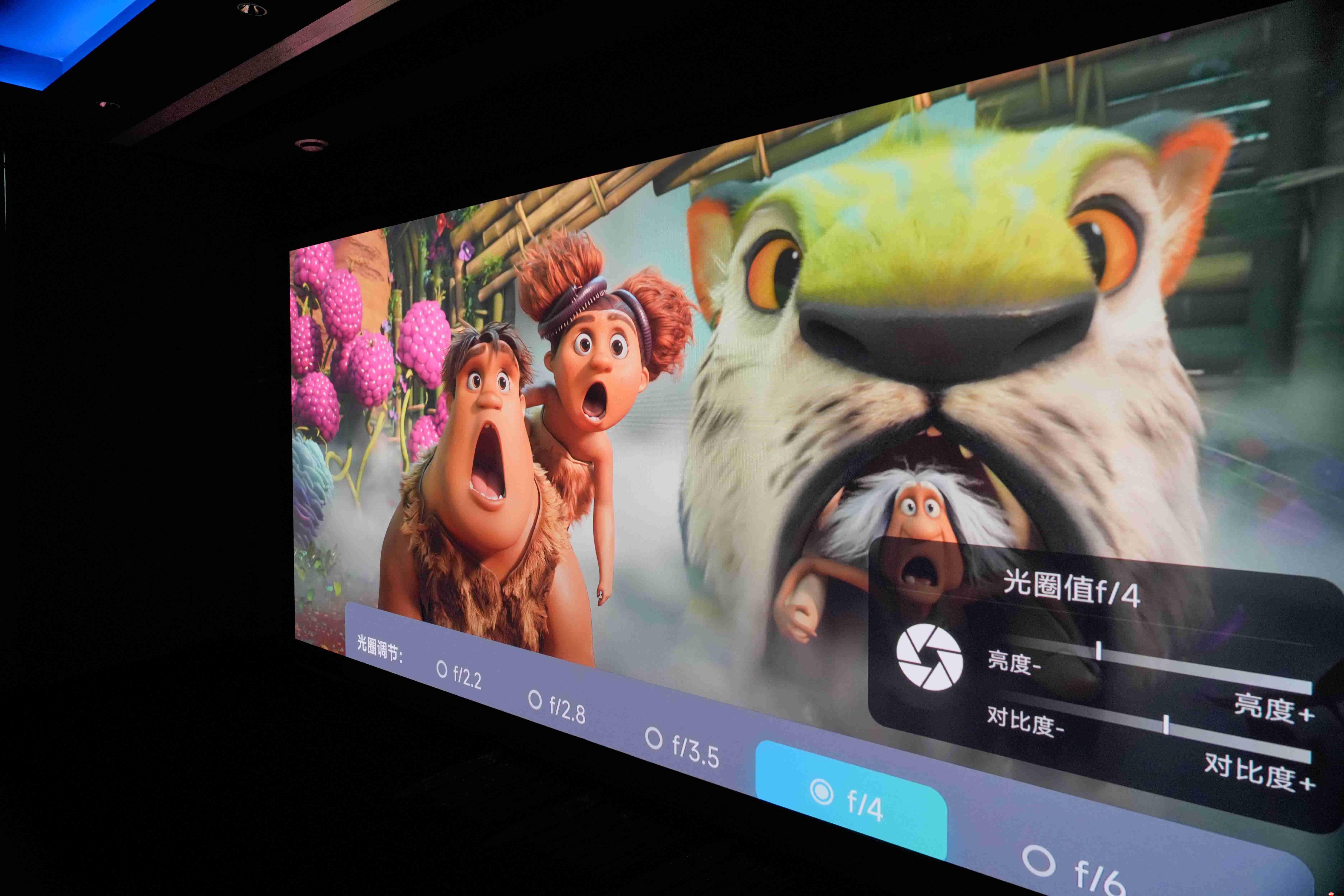 家庭影院投影仪哪款好?2025性价比高又好用的智能投影仪推荐