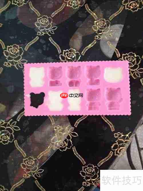 自制Hello Kitty巧克力甜点