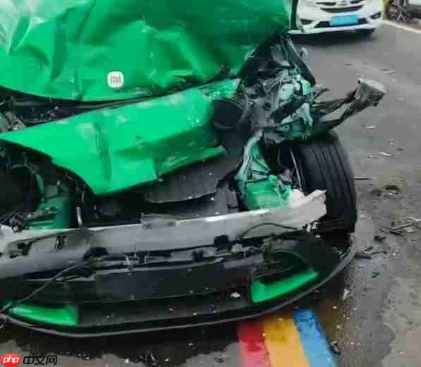 小米YU7被逆行卡车猛撞后A柱完好 车主：感谢小米