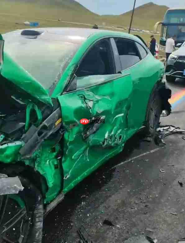 小米YU7被逆行卡车猛撞后A柱完好 车主：感谢小米